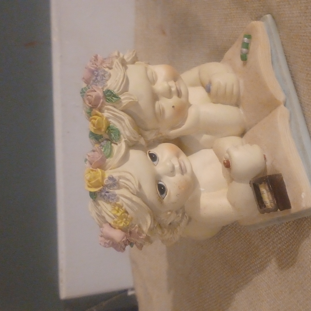 Windup musical porcelain qngels